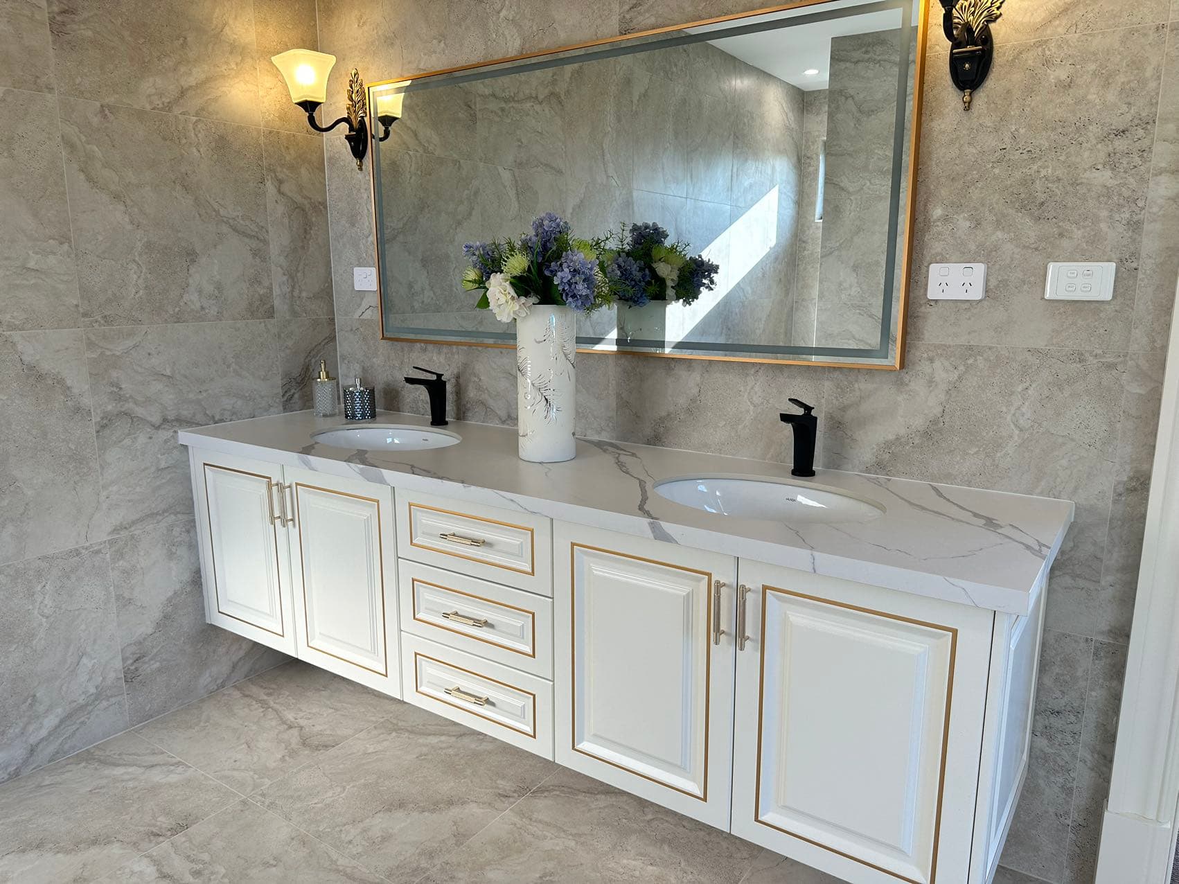 Minimalist White Kitchen Cabinet